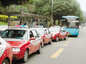 出租車(chē)違規(guī)占用公交站臺(tái)，監(jiān)管重拳出擊嚴(yán)懲不貸